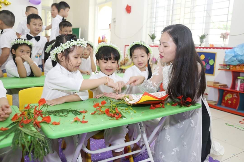 Cô giáo Trần Hải Ngọc  (Trường Mầm non Quang Hanh, TP Cẩm Phả) trong tiết dạy âm nhạc cho học sinh.