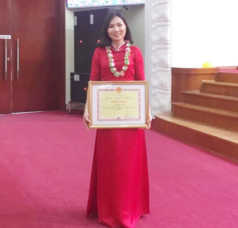 Cô giáo Trần Hải Ngọc nhận Bằng khen của UBND tỉnh về thành tích xuất sắc trong phong trào thi đua yêu nước 5 năm (2015-2020) của ngành GD&ĐT tỉnh.