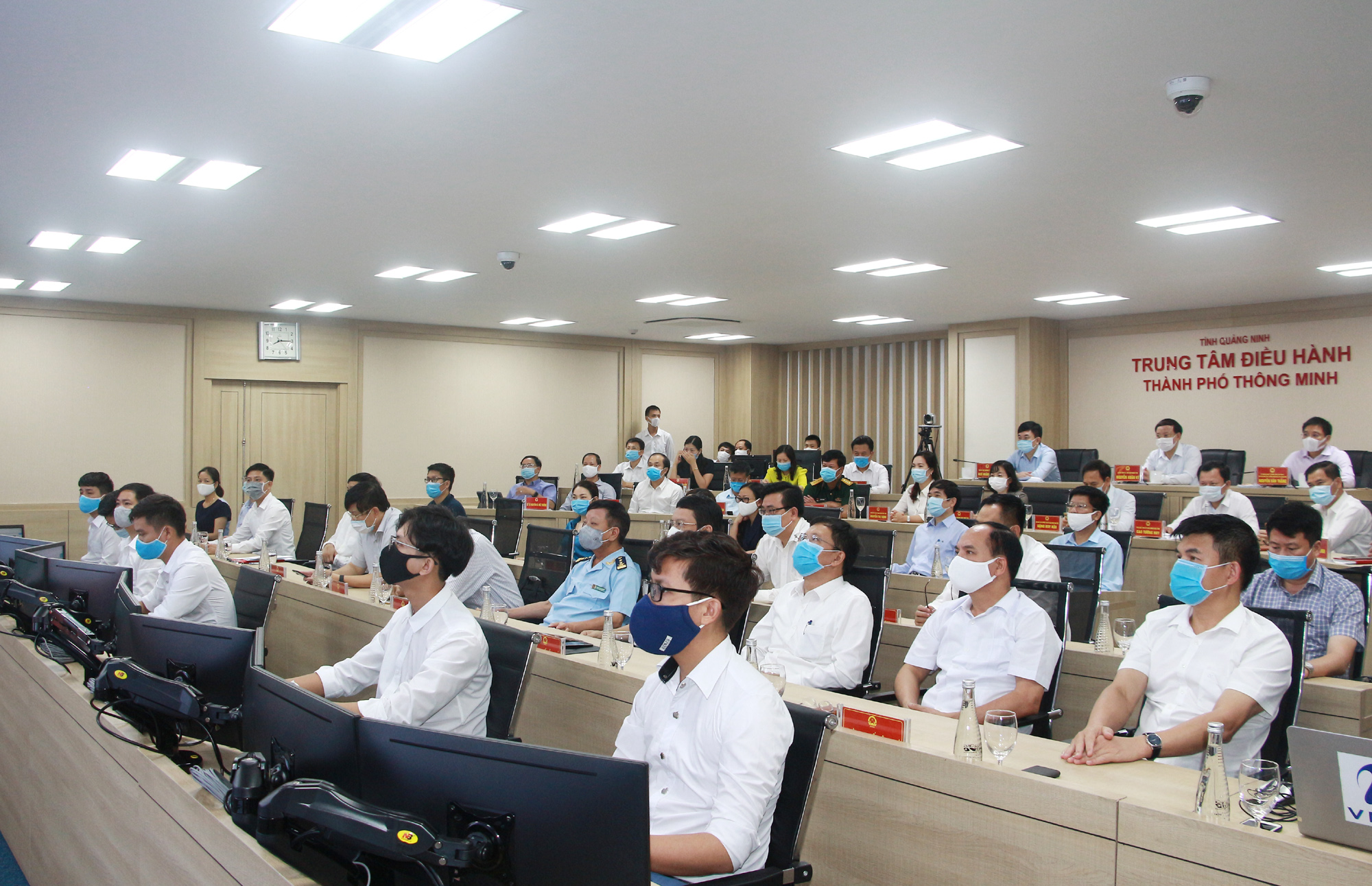 Các đại biểu tham gia tại Trung tâm điều hành thành phố thông minh tỉnh Quảng Ninh. Ảnh: Mạnh Trường