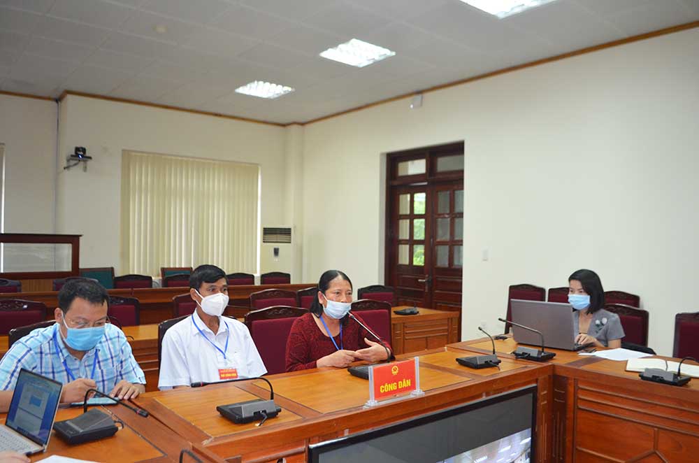 Bà Vũ Thị Tình trình bày nội dung kiến nghị tại buổi tiếp công dân định kỳ của UBND tỉnh, tháng 8/2020.