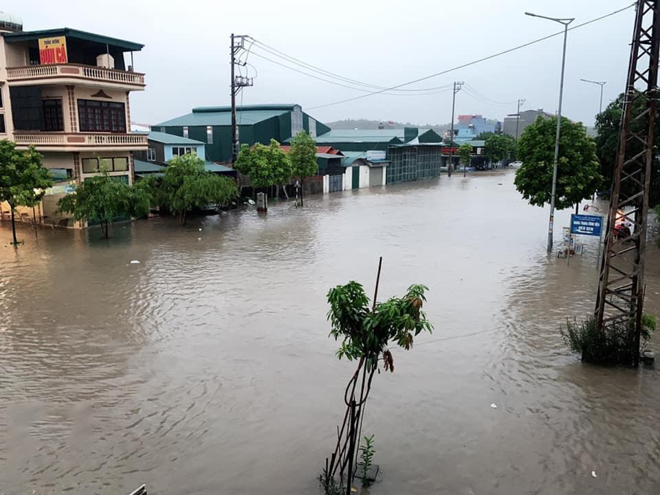 Mưa lớn ngày 17/8 gây ngập lụt ở khu vực phường Hà Phong, ảnh hưởng đến việc đi lại của người dân.