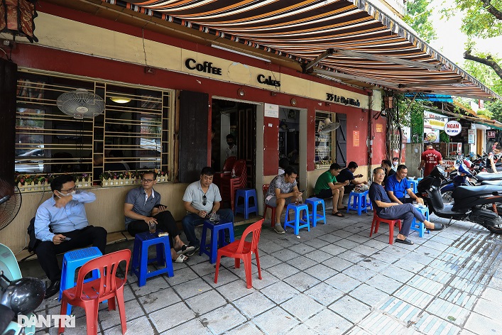 Tại một quán cà phê trên phố Lê Đại Hành (Hà Nội), khách hàng thực hiện nghiêm lệnh giãn cách, mỗi người ngồi cách nhau 1m...
