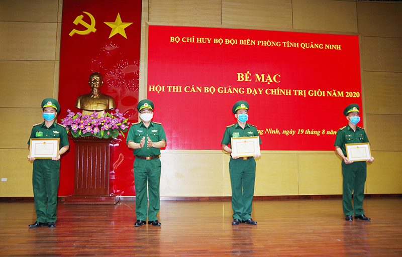 Đại tá Nguyễn Thanh Hải, Chính ủy BĐBP tỉnh trao bằng khen cho các đồng chí đạt giải Nhất, Nhì, Ba.