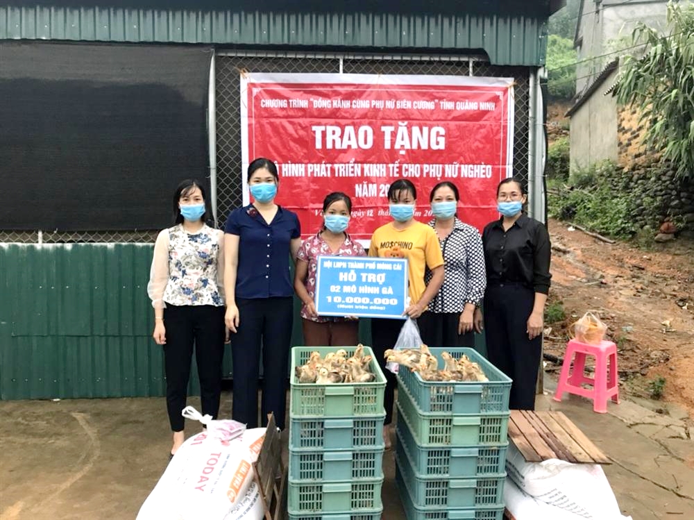 Hội LHPN TP Móng Cái trao tặng 2 mô hình nuôi gà thương phẩm cho hội viên phụ nữ nghèo tại xã Vô Ngại (huyện Bình Liêu)