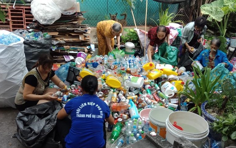 Hoạt động thu gom và phân loại rác thải nhựa của phụ nữ phường Yết Kiêu (TP Hạ Long)