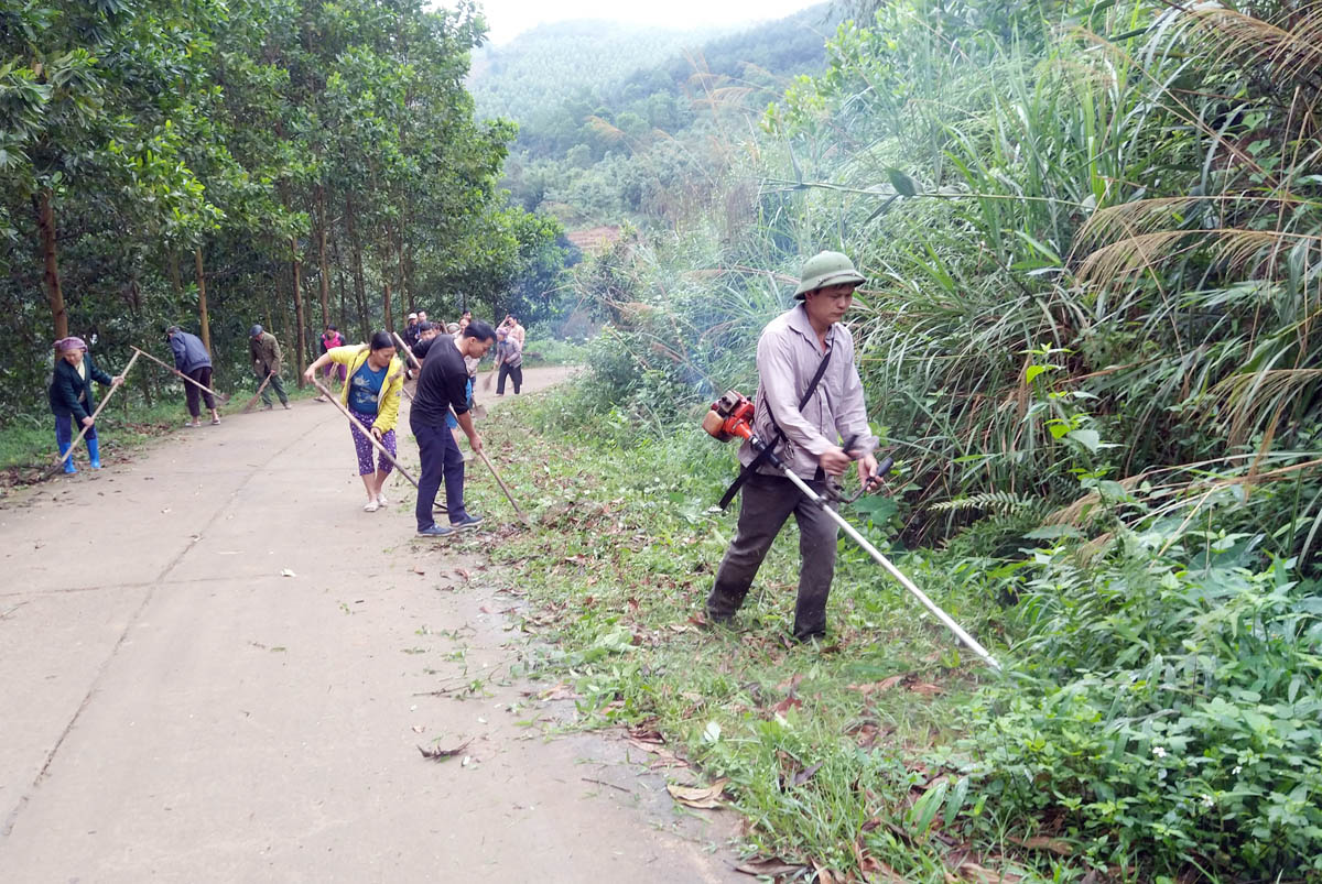 Nông dân xã Đại Dực (huyện Tiên Yên) tham gia dọn vệ sinh, thực hiện tiêu chí môi trường trong xây dựng nông thôn mới.
