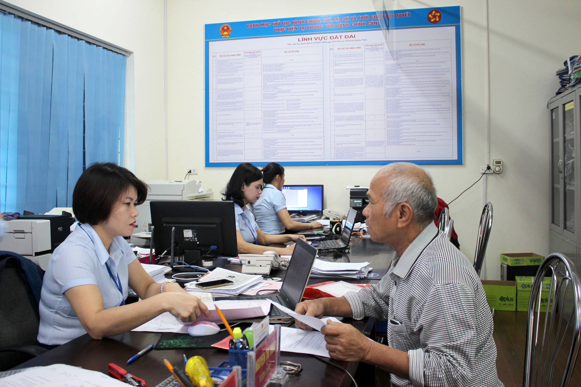 cán bộ Trung tâm Hành chính công TP Uông Bí giải quyết thủ tục hành chính cho công dân.