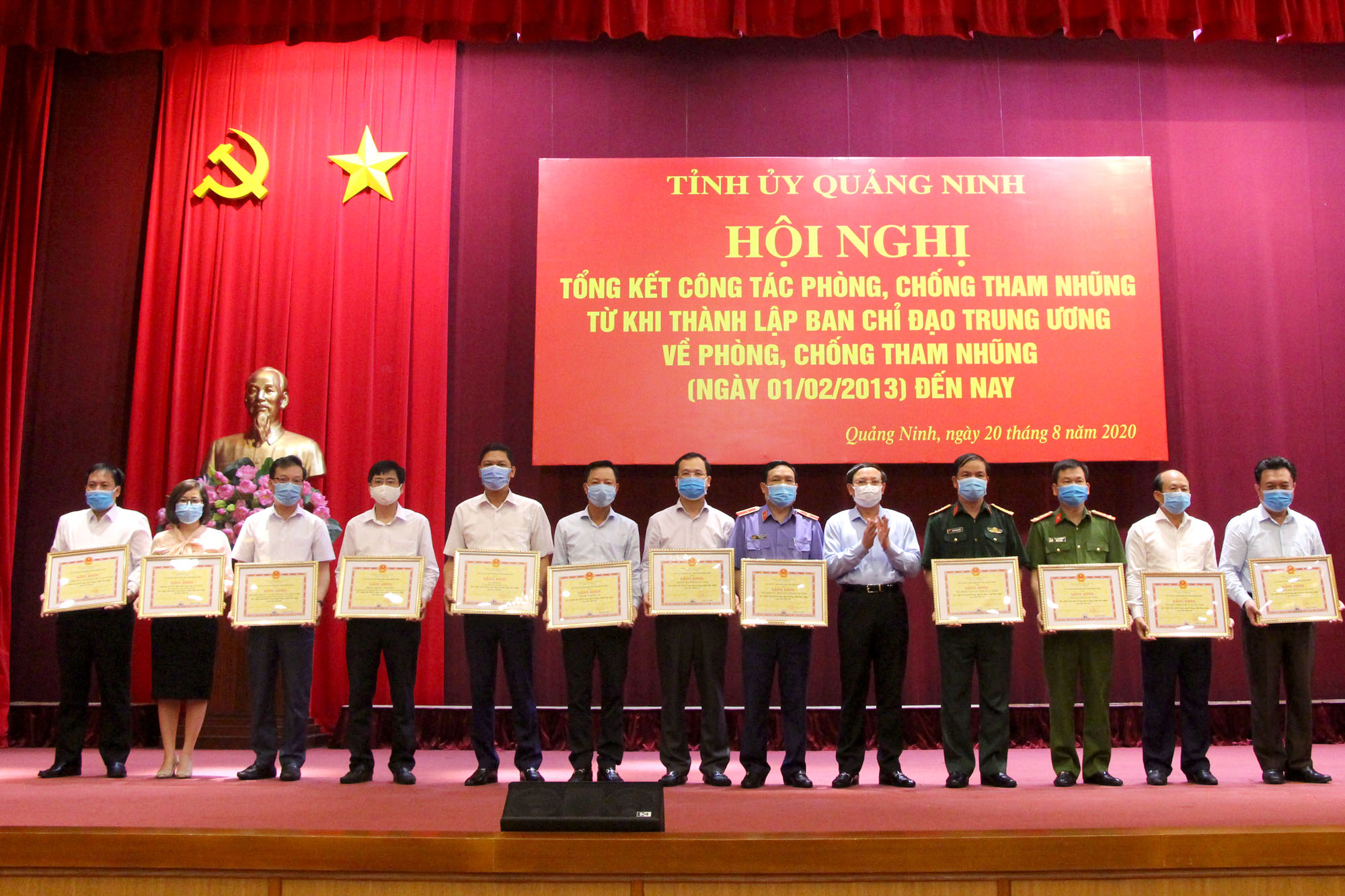 Đồng chí Nguyễn Xuân Ký, Bí thư Tỉnh ủy, Chủ tịch HĐND tỉnh, trao Bằng khen cho các tập thể có thành tích xuất sắc.