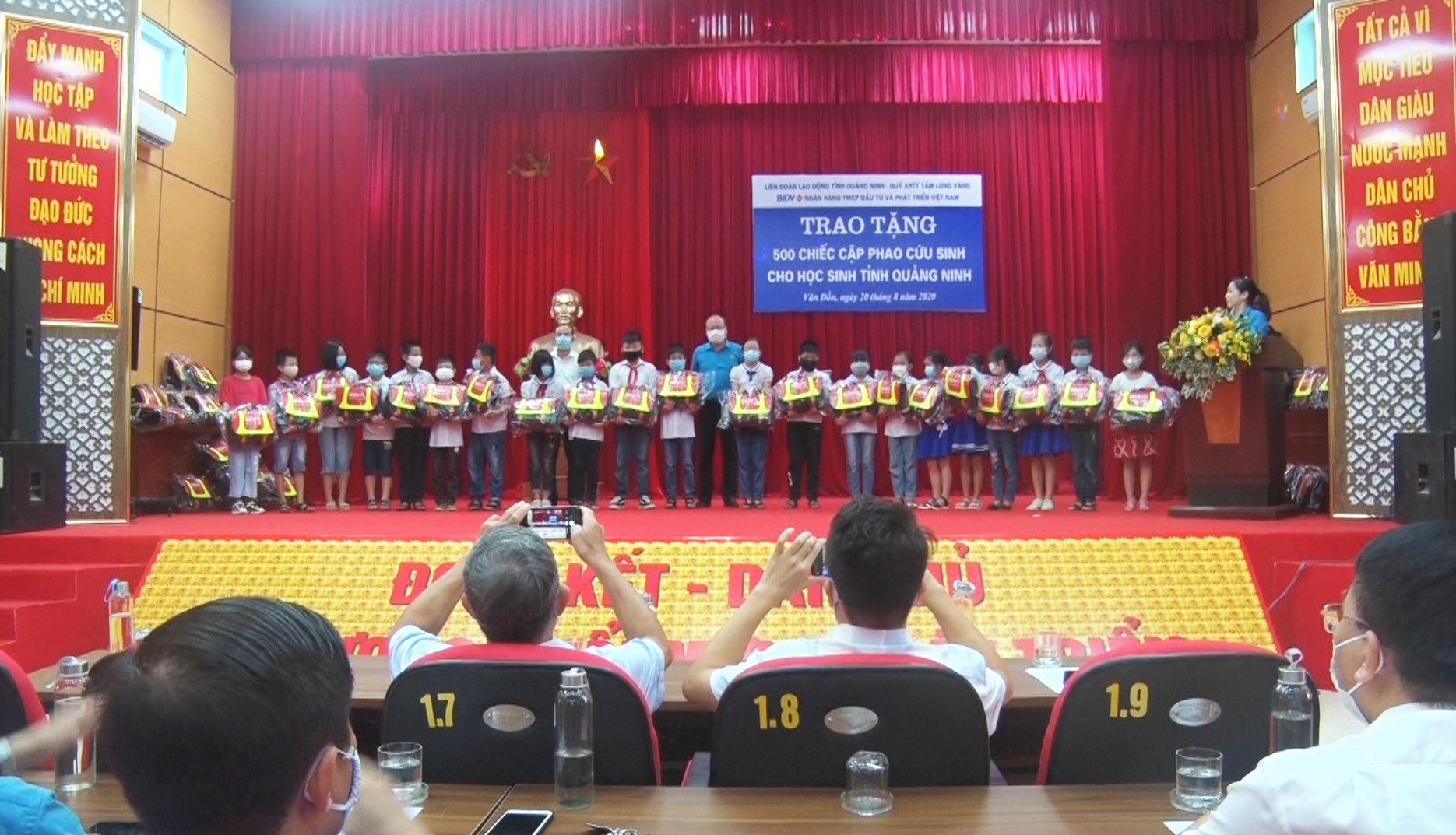 500 cawpjphao cứu sinh được hỗ trợ cho các em học sinh vùng sông nước của tỉnh QN