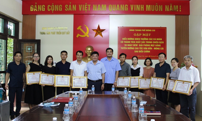 Đồng chí Đỗ Văn Tuấn, Phó Chủ tịch UBND TP Móng Cái  trao giấy khen cho 12 đồng chí