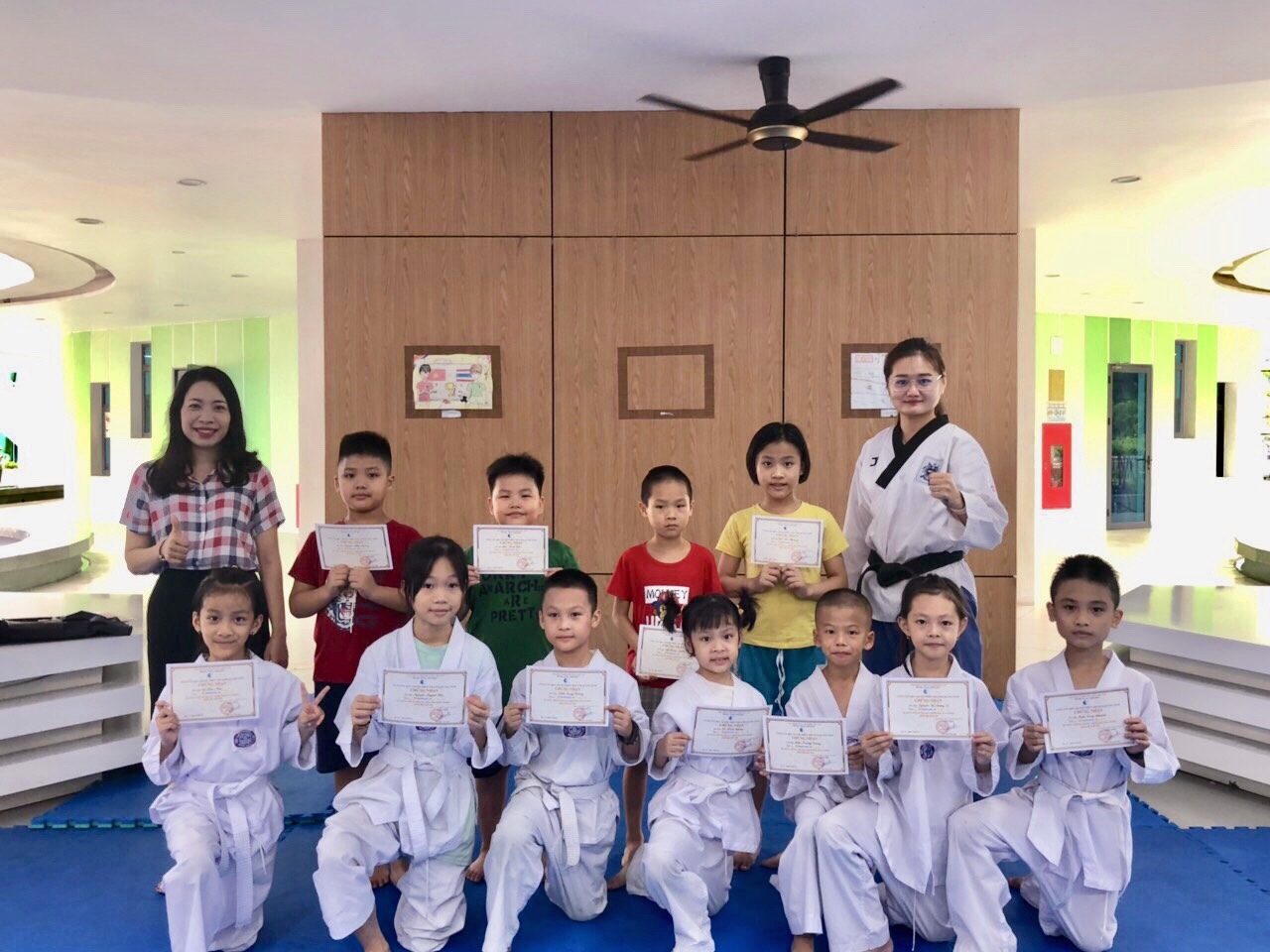 trao giấy chứng nhận cho các em học sinh lớp Taekwondo