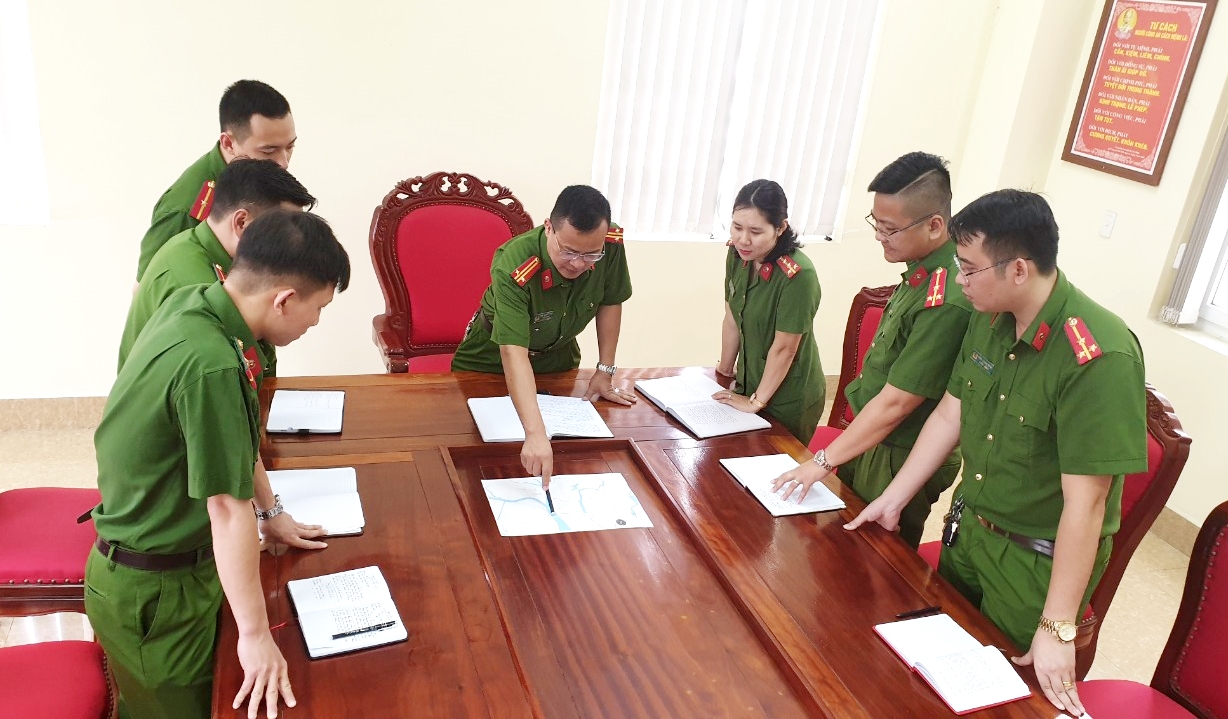 Đội Cảnh sát hình sự (Công an TP Uông Bí) họp bàn triển khai phá án.