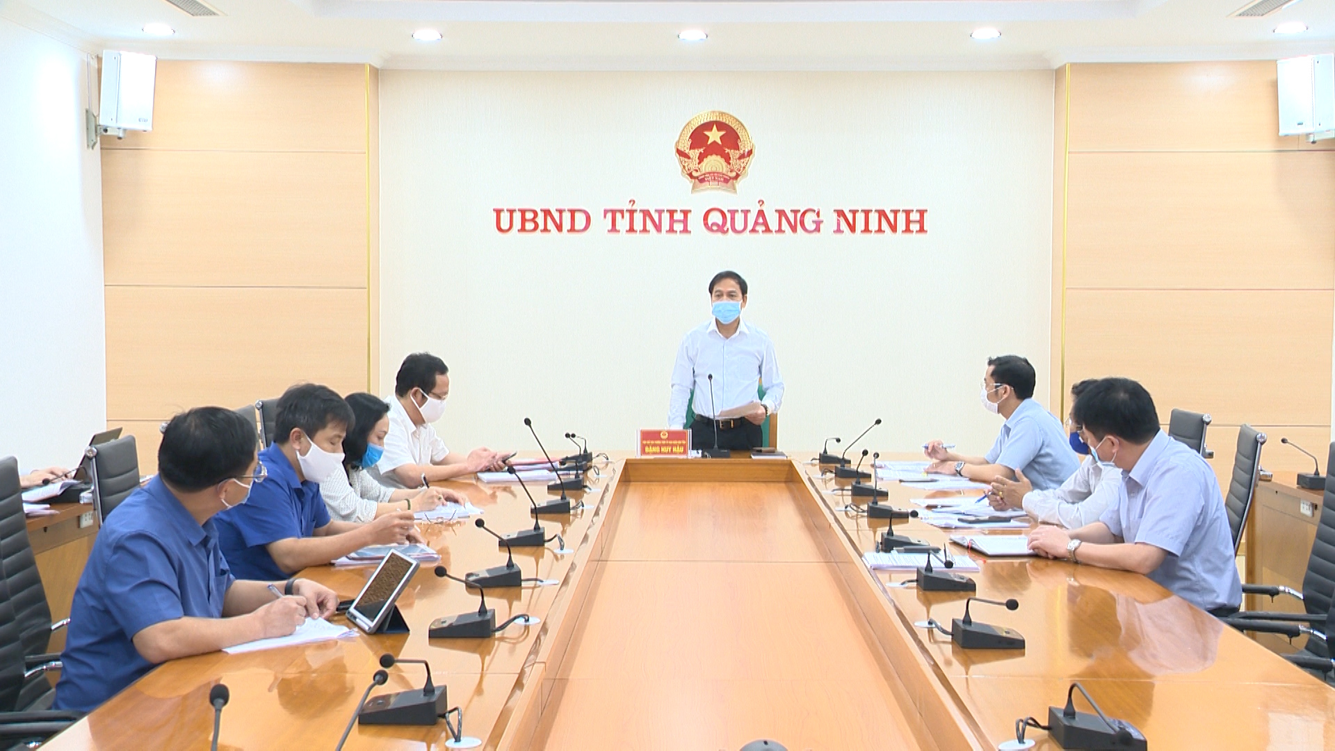 Đồng chí Đặng Huy Hậu, Phó Chủ tịch Thường trực UBND tỉnh Quảng Ninh phát biểu tại hội nghị