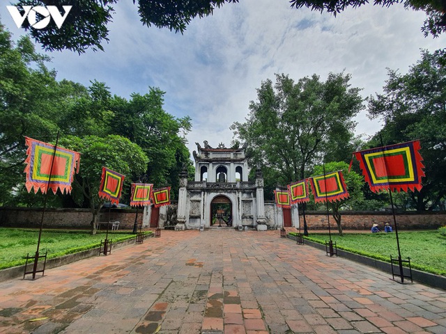 Các di tích lịch sử, danh lắm thắng cảnh tại Thủ đô Hà Nội vẫn mở cửa nhưng lượng khách không nhiều, có những nơi còn không có khách. Trong ảnh: Văn Miếu-Quốc Tử Giám.