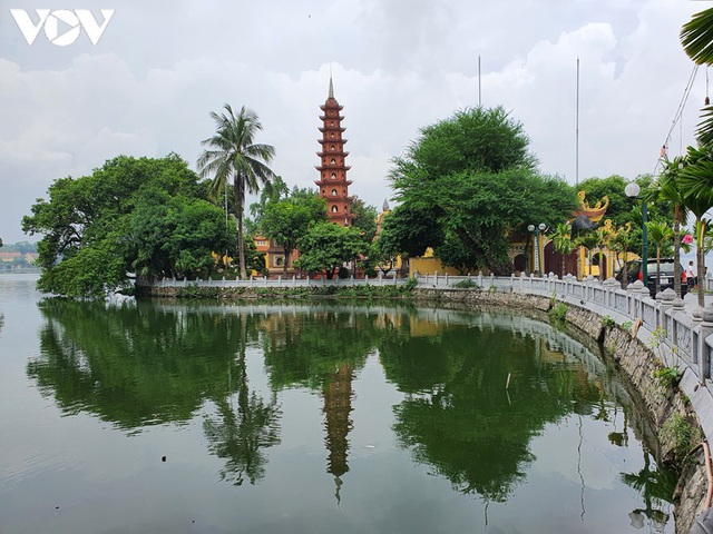 Chùa Trấn Quốc được coi là ngôi chùa lâu đời nhất ở Hà Nội.
