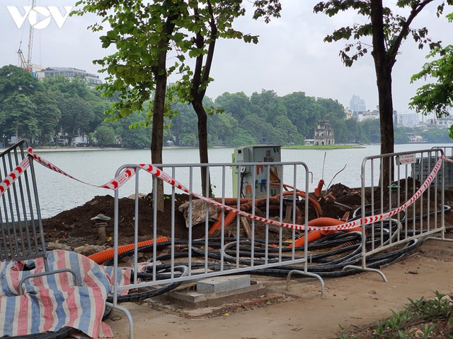 Khu vực vỉa hè xung quanh hồ Hoàn Kiếm đang được nâng cấp, sửa chữa nên lượng người qua lại nơi đây cũng vắng hơn nhiều.