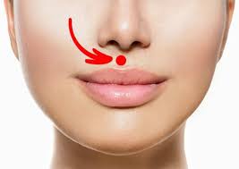Bấm huyệt nhân trung để sơ cứu người ngất.
