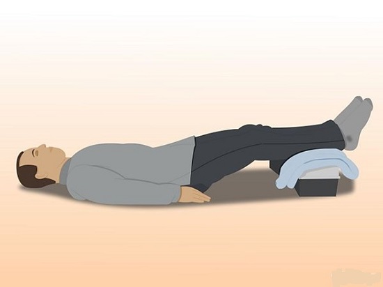 Đặt người ngất nằm ngửa kê chân cao.