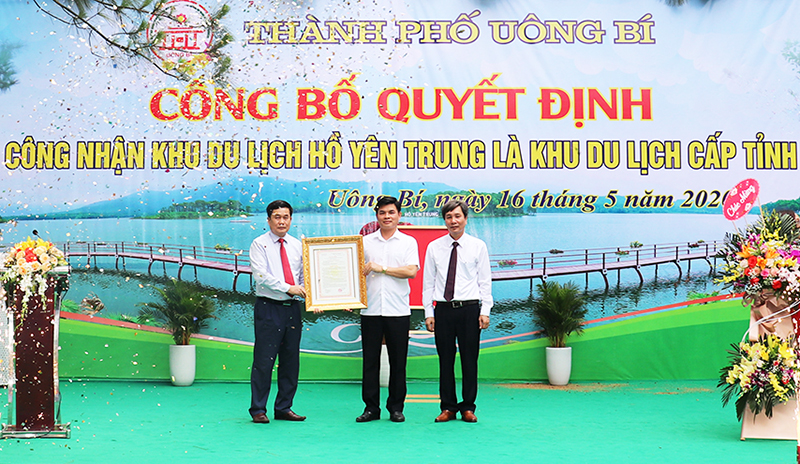 Lãnh đạo TP Uông Bí đón nhận chứng nhận khu du lịch cấp tỉnh hồ Yên Trung.