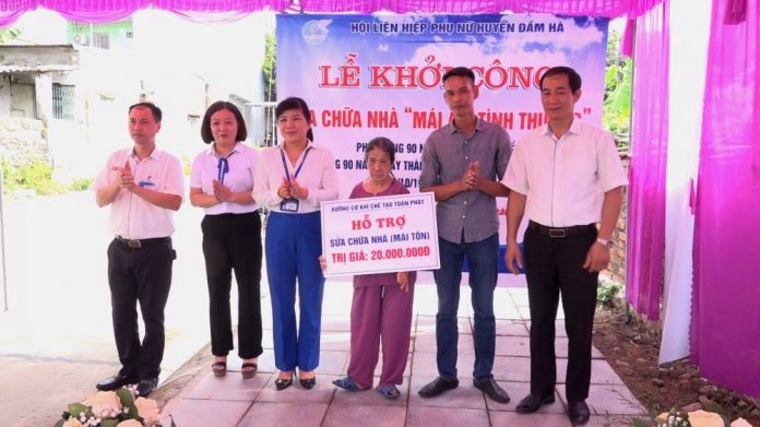 Hội LHPN huyện Đầm Hà trao hỗ trợ sửa chữa nhà mái ấm tình thương cho bà Lê Thị Vương (thị trấn Đầm Hà).