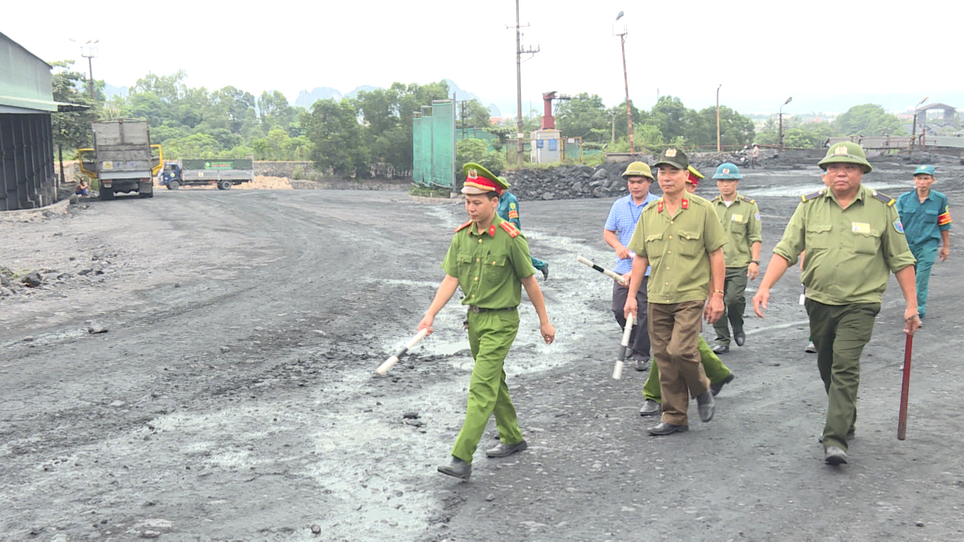 Lực lượng chức năng phường Cẩm Phú (TP Cẩm Phả) và bảo vệ quân sự Công ty CP Than Cọc Sáu - Vinacomin phối hợp tuần tra.