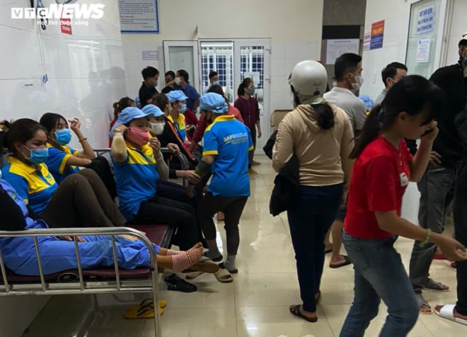  Nhiều công nhân đang chờ để được các y, bác sĩ thăm khám tại Bệnh viện Hoà Bình.