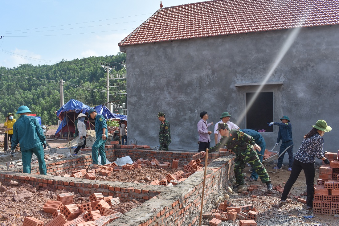 Cán bộ, chiến sĩ Ban CHQS huyện Tiên Yên hỗ trợ hộ hoàn cảnh khó khăn xã Hà Lâu xây, sửa nhà ở.