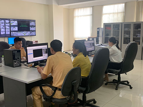 CSGT kiểm tra hình ảnh vi phạm qua hệ thống Camera. 
