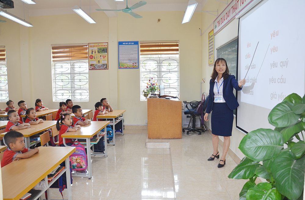 Một tiết học ứng dụng CNTT của cô và trò Trường Tiểu học Lê Hồng Phong, TX Đông Triều.