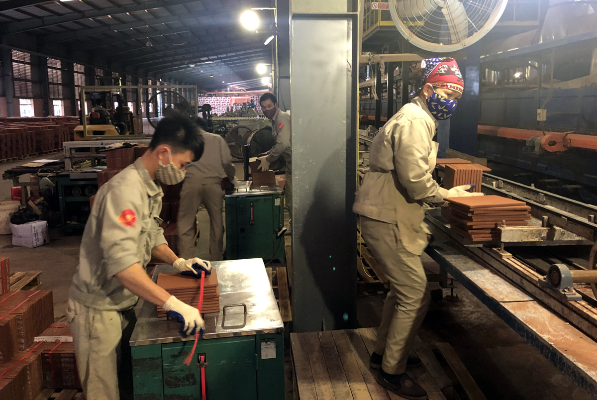 Nhiều lao động của địa phương cũng được đào tạo và làm việc trong các doanh nghiệp. Ảnh: Lao động làm việc tại Công ty CP Gốm Đất Việt.