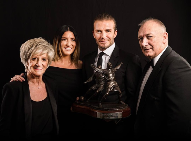 David Beckham trong hình ảnh hiếm hoi bên cha mẹ và em gái. Ảnh: David Beckham Gallery.