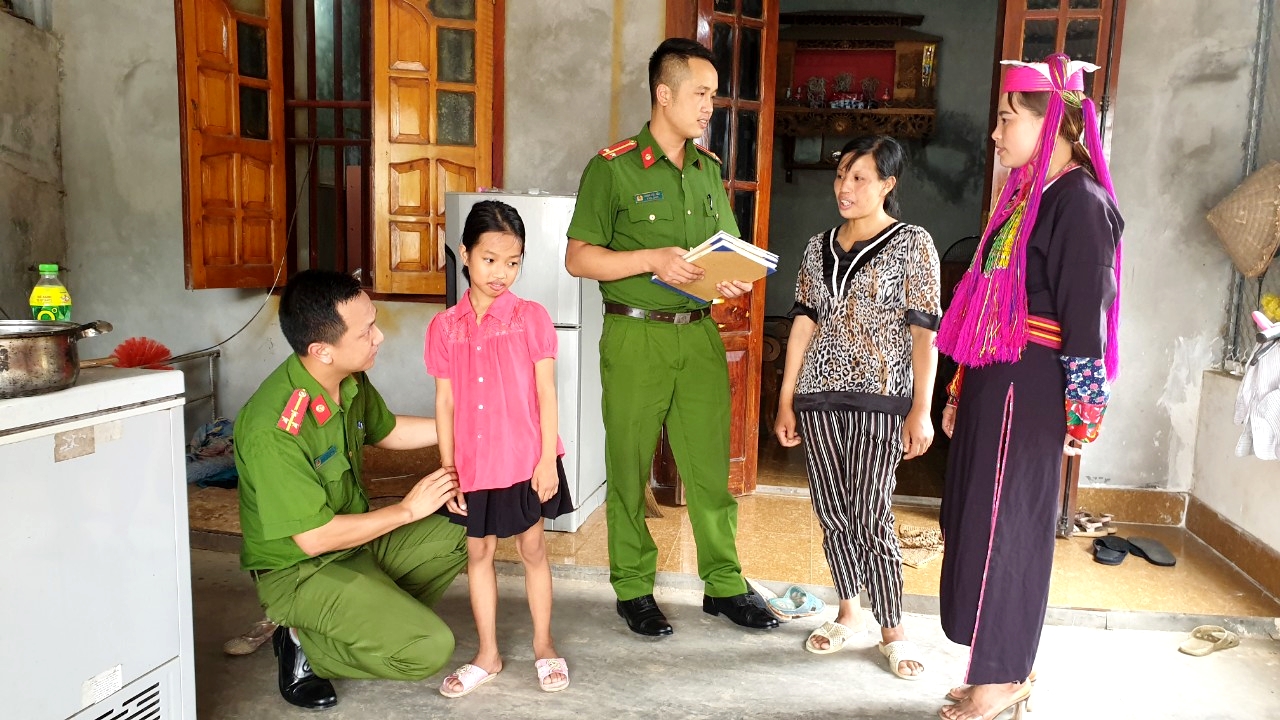 Công an xã Nam Sơn (huyện Ba Chẽ) phối hợp với đại diện thôn vận động học sinh đến trường.