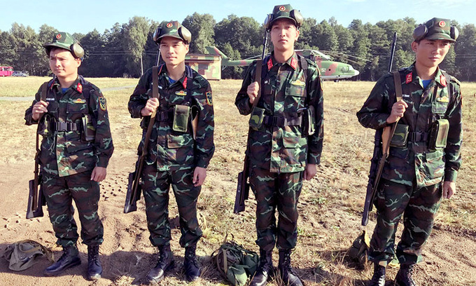 Đội tuyển bắn tỉa Việt Nam trước giờ thi đấu tại Belarus sáng 24/8. Ảnh: QĐND.
