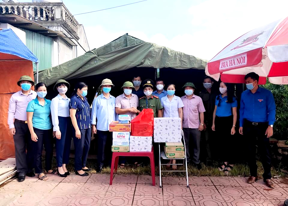 Lãnh đạo huyện Ba Chẽ tặng quà cho các thành viên Chốt phòng chống dịch Covid-19 tại xã Nam Sơn