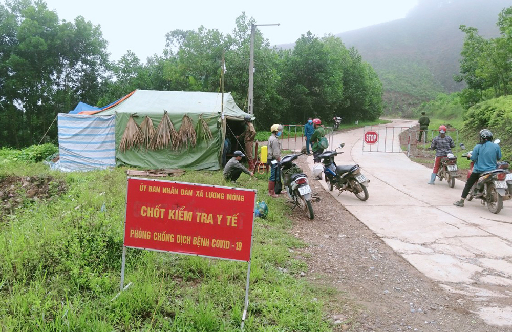 Những người qua Chốt phòng chống dịch ở xã Lương Mông đều phải dừng lại khai báo và kiểm tra y tế