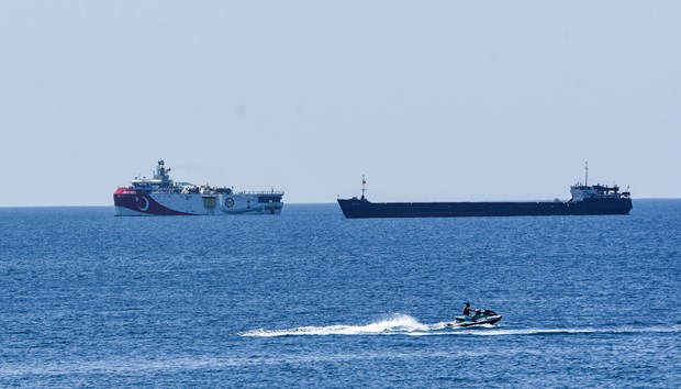Tàu hải quân Thổ Nhĩ Kỳ hộ tống tàu thám hiểm Oruc Reis. (Ảnh: DHA)