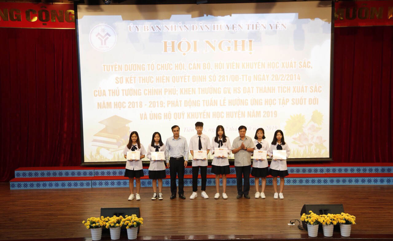 Lãnh đạo huyện Tiên Yên khen thưởng cho các học sinh có thành tích cao trong học tập.