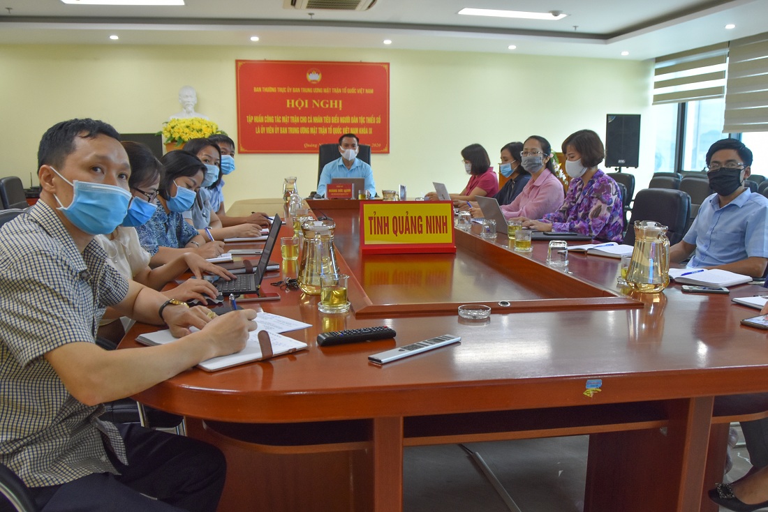 Các đại biểu tham dự hội nghị trực tuyến tại điểm cầu Quảng Ninh.