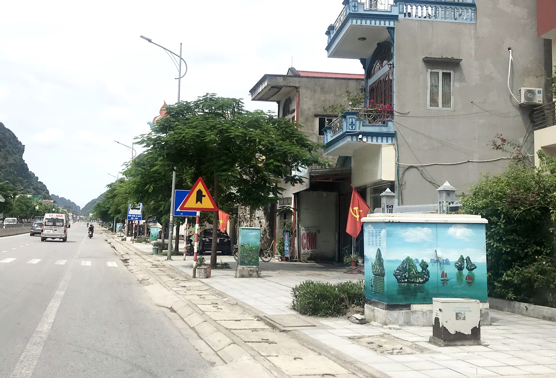 Tất cả các tủ điện trên đường Đặng Châu Tuệ, phường Quang Hanh đều được vẽ tranh.