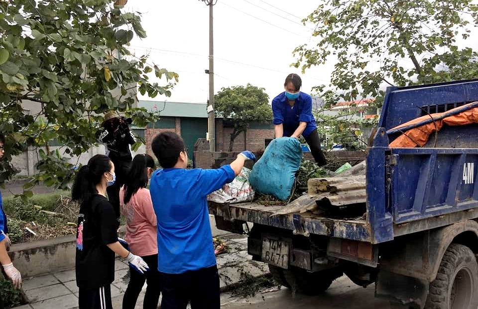 Thanh niên các phường trên địa bàn TP Cẩm Phả thường xuyên tổ chức ra quân dọn vệ sinh môi trường.