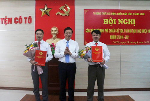 Đồng chí Nguyễn Văn Hồi trao quyết định 