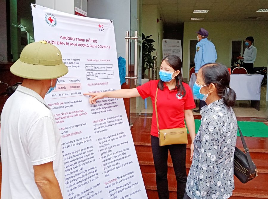 Cán bộ Hội CTĐ tỉnh tuyên truyền hướng dẫn người dân phòng ngừa dịch Covid-19 cho người dân xã Liên Hòa (TX Quảng Yên)
