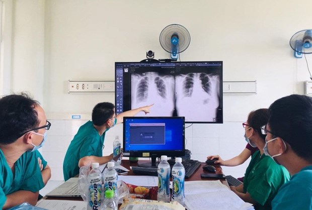 Các bác sỹ hội chẩn cho một trường hợp mắc bệnh COVID-19. (Ảnh: PV/Vietnam+)