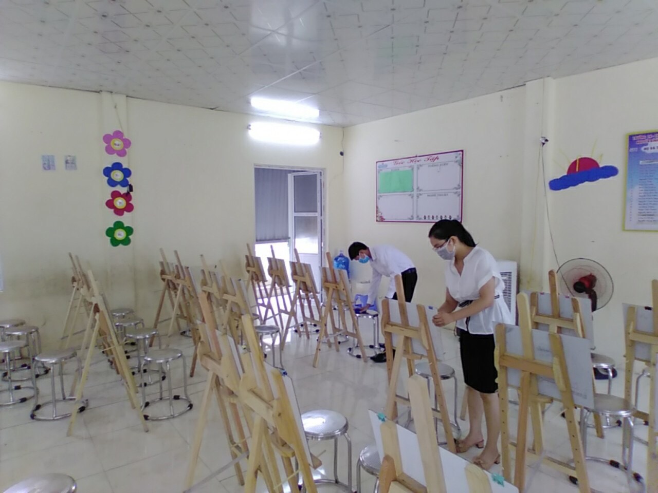 Giáo viên Trường TH-THCS-THPT Nguyễn Bỉnh Khiêm, TP Hạ Long lau dọn lớp học chuẩn bị cho ngày tựu trường.