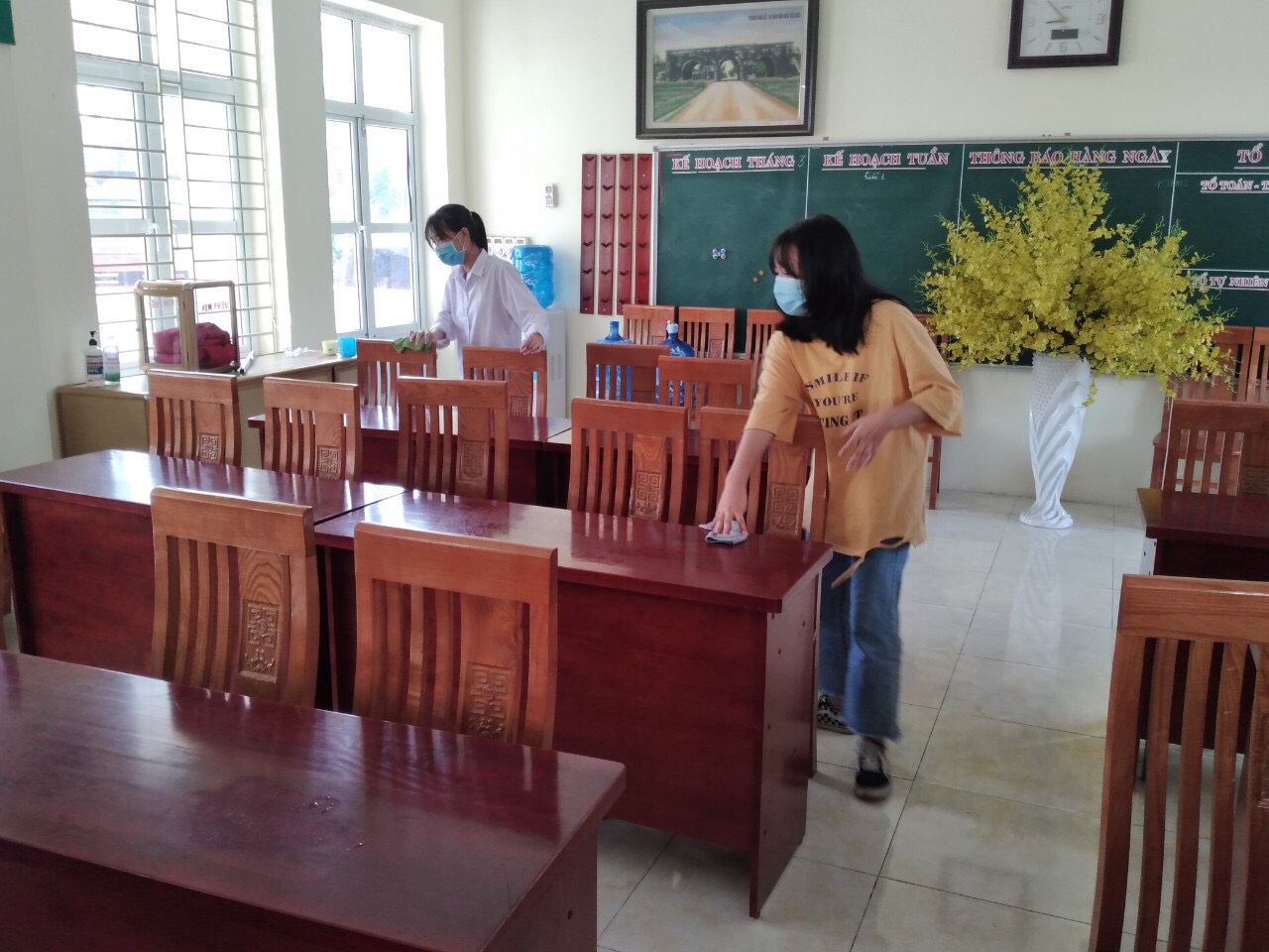 Học sinh Trường TH-THCS-THPT Nguyễn Bỉnh Khiêm dọn dẹp phòng họp của nhà trường.