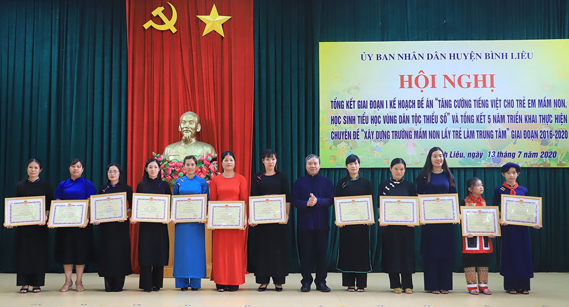 Huyện Bình Liêu khen thưởng cho các cá nhân có thành tích xuất sắc trong 5 năm thực hiện đề án “Tăng cường tiếng Việt cho trẻ em mầm non, học sinh tiểu học vùng dân tộc thiểu số”.