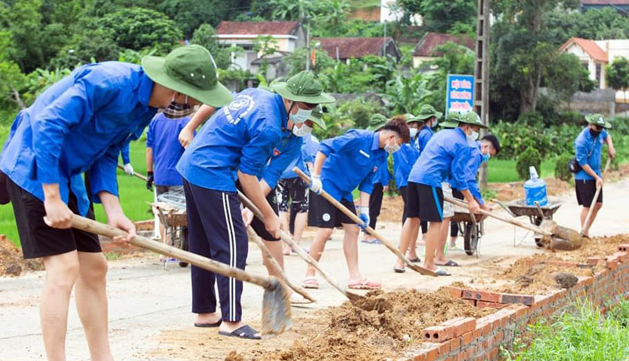 Sinh viên Trường ĐH Công nghiệp Quảng Ninh thực hiện chương trình tình nguyện hè tại xã Dân Chủ (TP Hạ Long)