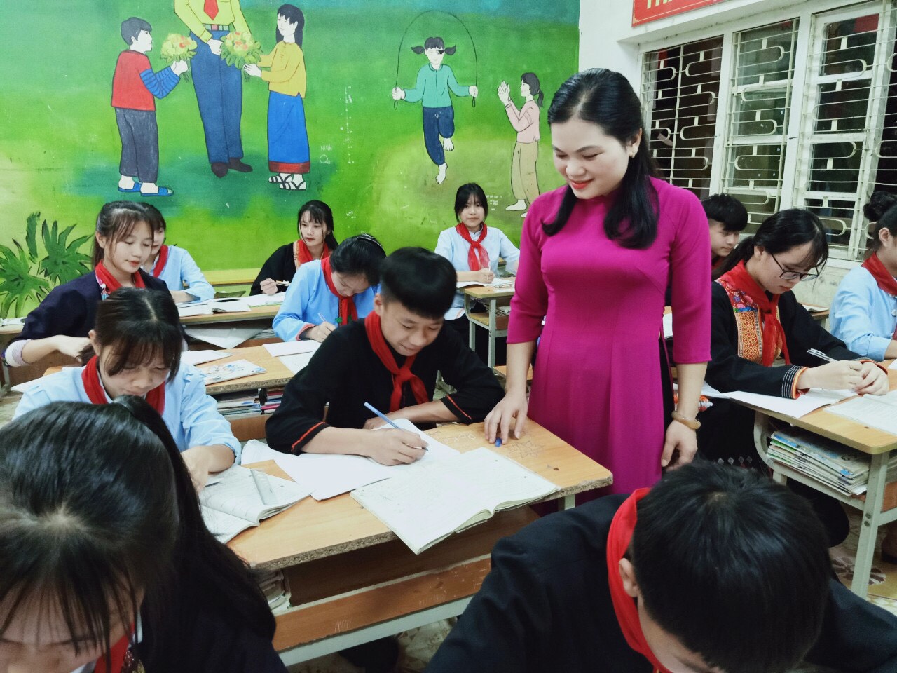 Cô giáo Nguyễn Sinh Khoa khi còn dạy tại Trường PTDTNT huyện Ba Chẽ. (Ảnh nhân vật cung cấp)