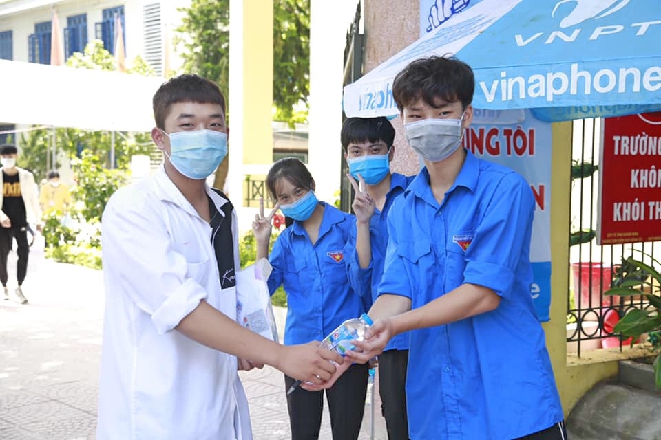 Thanh niên tình nguyện tiếp sức mùa thi trên địa bàn huyện Tiên Yên phát nước uống miễn phí cho thí sinh tại điểm trường THPT Tiên Yên
