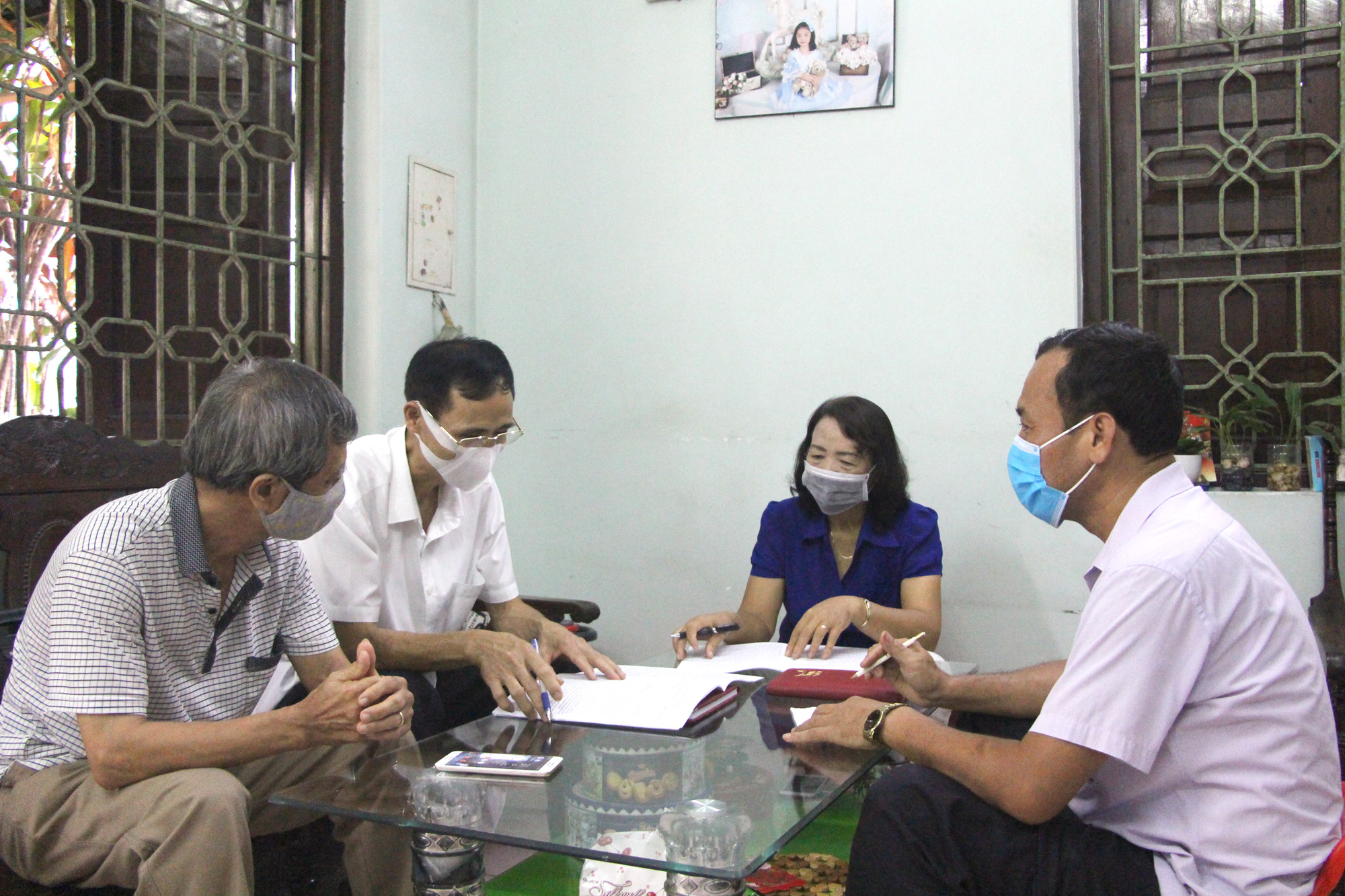 Cán bộ, đảng viên, nhân dân khu 4 đang thảo luận về dự thảo Báo cáo chính trị của Ban Chấp hành Đảng bộ tỉnh.